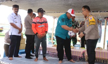 Cooling-System,-Kapolres-Probolinggo-Kota-Kunjungi-Warga-Gili-Ketapang-Ajak-Jaga-Kamtibmas-di-Pilkada-2024